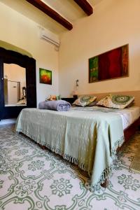 Rúm í herbergi á Charming B&B Dar Ta Zeppi