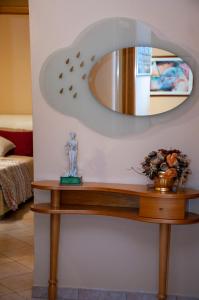 a table with a mirror on a wall at A casa di Debby alloggio comodo e accogliente in Foligno