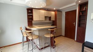kuchnia z blatem i stołkami w pokoju w obiekcie Top Sea Apartament 1 w Gdańsku