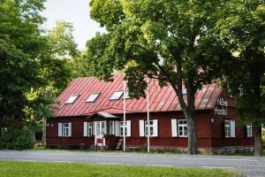 un bâtiment rouge avec un toit rouge dans l'établissement Nõva Hostel, à Nõva