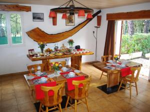 comedor con mesa y sillas en Les Chambres d'Hotes au Bois Fleuri, en Roquebrune-sur-Argens