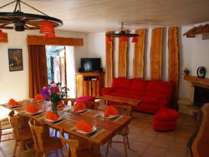 ロクブリューヌ・シュル・アルジャンにあるLocation Villa et Studios Roquebrune-sur-Argensのリビングルーム(テーブル、赤いソファ付)