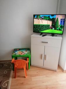 ein Wohnzimmer mit einem TV auf einer weißen Kommode in der Unterkunft Nagymackó Kuckója in Keszthely