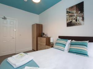 Giường trong phòng chung tại TownHouse @ West Avenue Crewe +2 ảnh