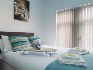 un soggiorno con divano bianco e tavolo sopra di TownHouse @ West Avenue Crewe a Crewe