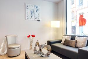uma sala de estar com um sofá e uma mesa em Hotel Ours Blanc - Wilson em Toulouse