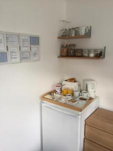 małą kuchnię z blatem z blatem w obiekcie Basingstoke En Suite Room in Garden Annex w mieście Basingstoke