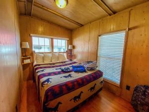 een slaapkamer met een bed in een blokhut bij Healing Waters Resort and Spa in Pagosa Springs