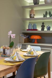 ブライトン＆ホーブにあるBeaches Brighton - Luxury Seafront Accommodationのテーブル(皿、ナプキン付)