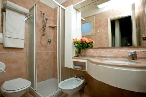 Koupelna v ubytování Hotel Ida + 37 fotografií