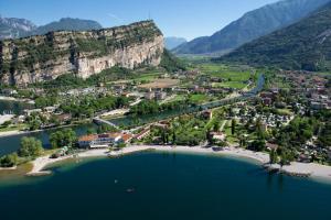 una vista aérea de una ciudad en un lago con montañas en Appartamenti Villa al Fiume, en Nago-Torbole