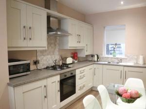 A kitchen or kitchenette at Belfast Serviced Apartments - Belgravia 