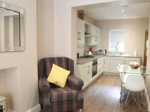 A kitchen or kitchenette at Belfast Serviced Apartments - Belgravia 