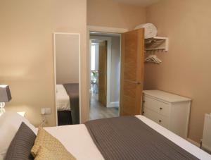 A bed or beds in a room at Belfast Serviced Apartments - Belgravia 