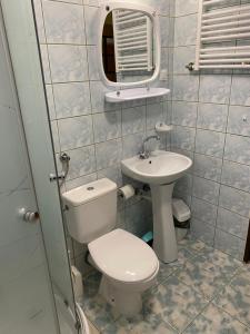 łazienka z toaletą i umywalką w obiekcie Ośrodek Gwiazda Morza w Grzybowie +37 zdjęć