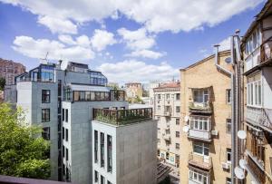 een appartementencomplex met een balkon erboven bij Khreshchatyk - Independence Square Apartments in Kiev
