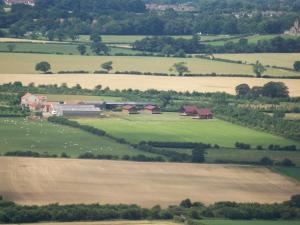 una vista aerea di un’azienda agricola con ovini in un campo di Blackthorn Gate a Nunthorpe