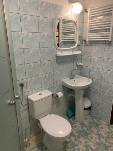 łazienka z toaletą i umywalką w obiekcie Ośrodek Gwiazda Morza w Grzybowie