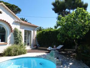un patio trasero con piscina y una casa en Blue Dream Cannes Guest House en Cannes