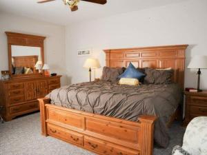 1 dormitorio con 1 cama grande y cabecero de madera en Blue Heron Inn - A Bed and Breakfast LLC, en Solomons