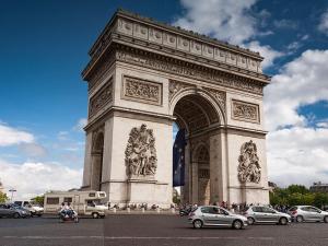 een groot monument met auto's geparkeerd voor het bij Blue Nights Sébastopol 110 in Parijs