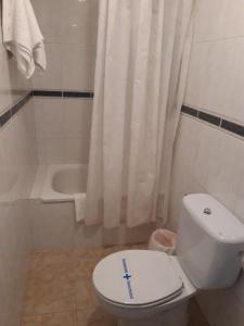 La salle de bains est pourvue de toilettes et d'une baignoire. dans l'établissement Habitaciones CASA BRAIS, à Barreiros