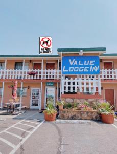 Value Lodge Inn في دلتا: مبنى مع نزل avale lodge مع علامة