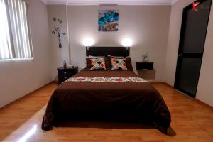 een slaapkamer met een groot bed in een kamer bij Hostal Kolibri B&B in Cuenca