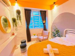 sypialnia z dużym łóżkiem i oknem w obiekcie Kulai Dream Homestay 4room 16pax @near Kulai Aeon, JPO, Senai Airport, Legoland w mieście Kulai