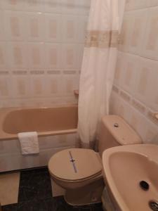 uma casa de banho com um WC, um lavatório e uma banheira em Habitaciones CASA BRAIS em Barreiros
