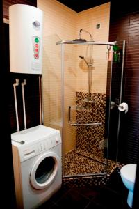 エカテリンブルクにあるАппартаменты на Щербаковаのバスルーム(シャワー付)の洗濯機が備わります。