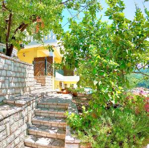 un jardin avec un chemin en pierre menant à une maison dans l'établissement Sea Bliss Adults Only, à Parga