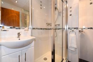 bagno bianco con lavandino e doccia di Brae Guest House a Edimburgo