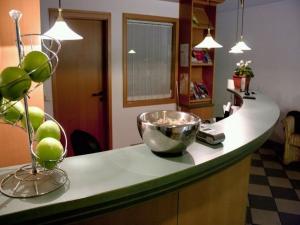 a kitchen counter with a bowl of fruit on it at Berghotel Brockenblick in Hildesheim