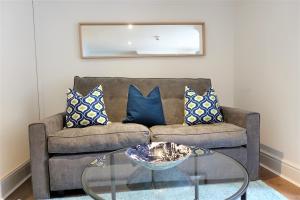 sala de estar con sofá y mesa de cristal en BrickSage Rooms, King's Lynn The Walks, en Kings Lynn