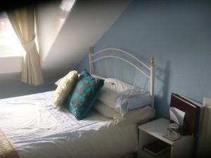 布里德靈頓的住宿－The Broadfield，卧室配有白色的床和枕头。