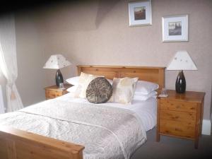 1 dormitorio con 1 cama grande y 2 lámparas. en The Broadfield, en Bridlington