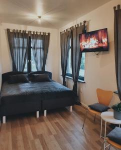 Un pat sau paturi într-o cameră la Valet Apartment