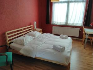 een slaapkamer met een bed met twee handdoeken erop bij Brussels BnB in Brussel