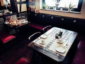 una mesa en un restaurante con platos de comida en Brunnenhof Randersacker - das kleine Hotel en Randersacker