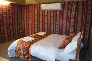 Postel nebo postele na pokoji v ubytování Bedouin Oasis Desert Camp- Ras Al Khaimah