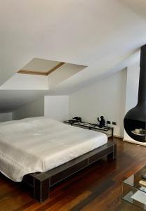 波爾托桑泰爾皮迪奧的住宿－Loft vista mare，一间卧室配有一张床和一个黑色壁炉