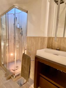 波爾托桑泰爾皮迪奧的住宿－Loft vista mare，带淋浴、盥洗盆和浴缸的浴室