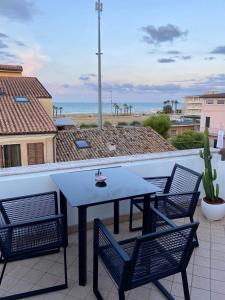 波爾托桑泰爾皮迪奧的住宿－Loft vista mare，海滩景阳台配有桌椅