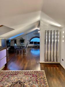 波爾托桑泰爾皮迪奧的住宿－Loft vista mare，一个带桌子和厨房的大客厅