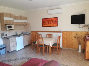 Kuchyňa alebo kuchynka v ubytovaní Alsóhegyi Apartmanok