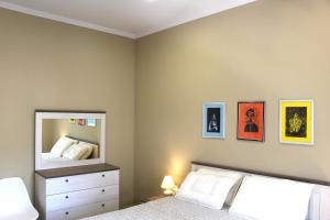 een slaapkamer met een spiegel, een bed en een dressoir bij 2V1 - Blloku LS in Tirana