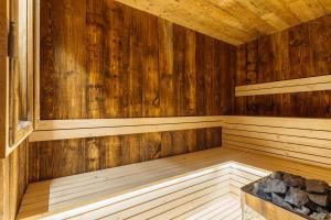 una sauna de madera vacía con un banco en ella en Podhalańskie Tarasy by LoftAffair en Kościelisko