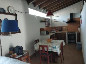 a kitchen and dining room with a table and chairs at Casa da Tia Maria By Alojamentos Vitinho in São Luis