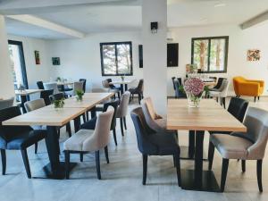 uma sala de jantar com mesas e cadeiras num restaurante em Hôtel Casa Mea em Bastia